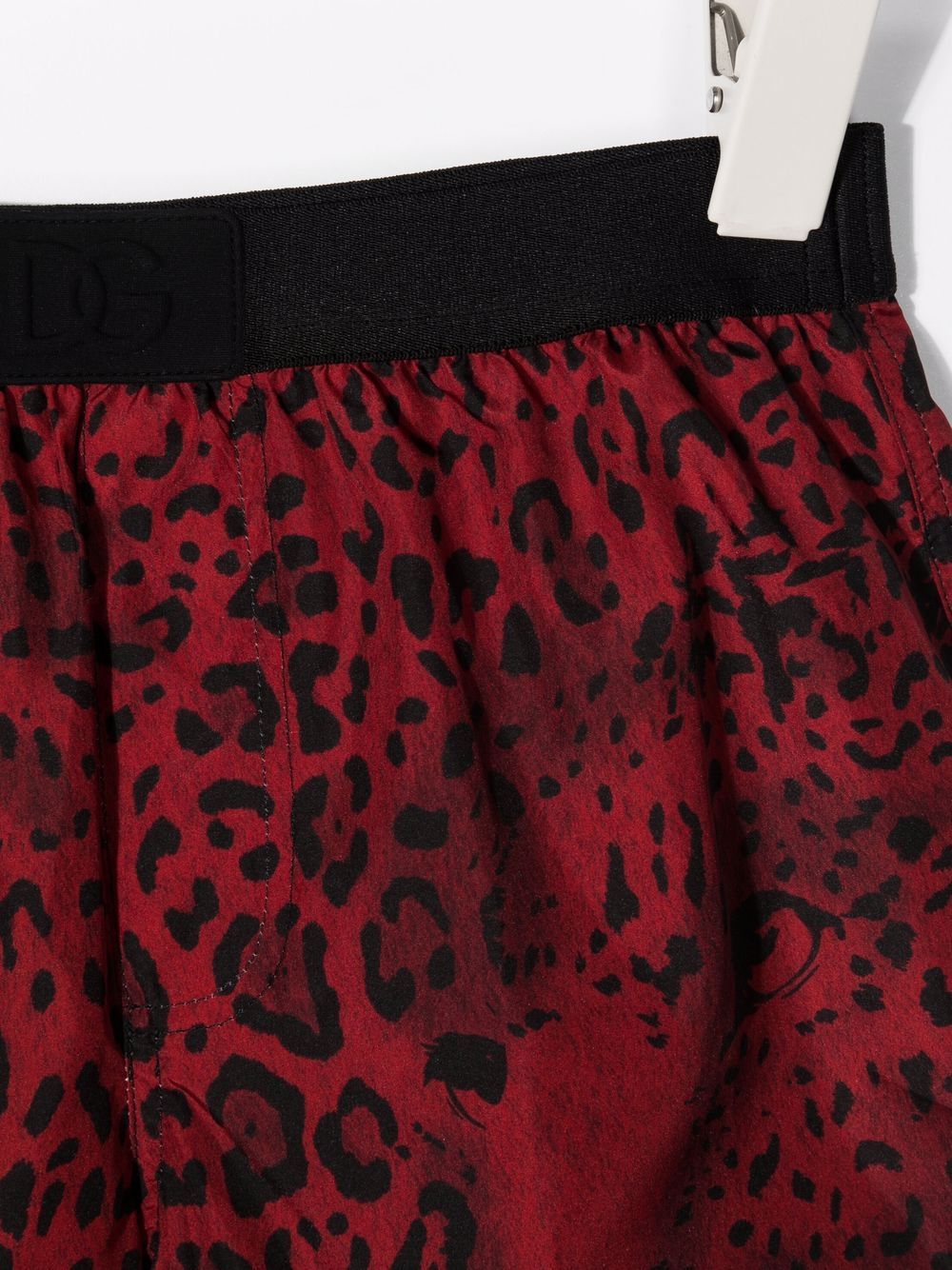 Costume rosso con stampa leopardata