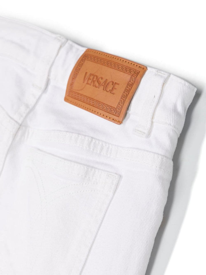 Jeans svasati bambina colore bianco con applicazione logo