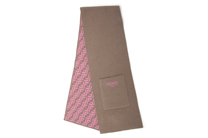 Sciarpa marrone con tasca laterale e trama logata rosa