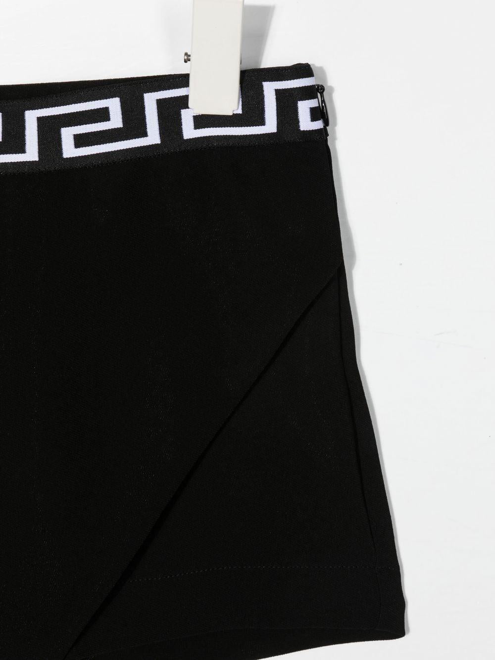 Shorts nero con stampa greca bianca