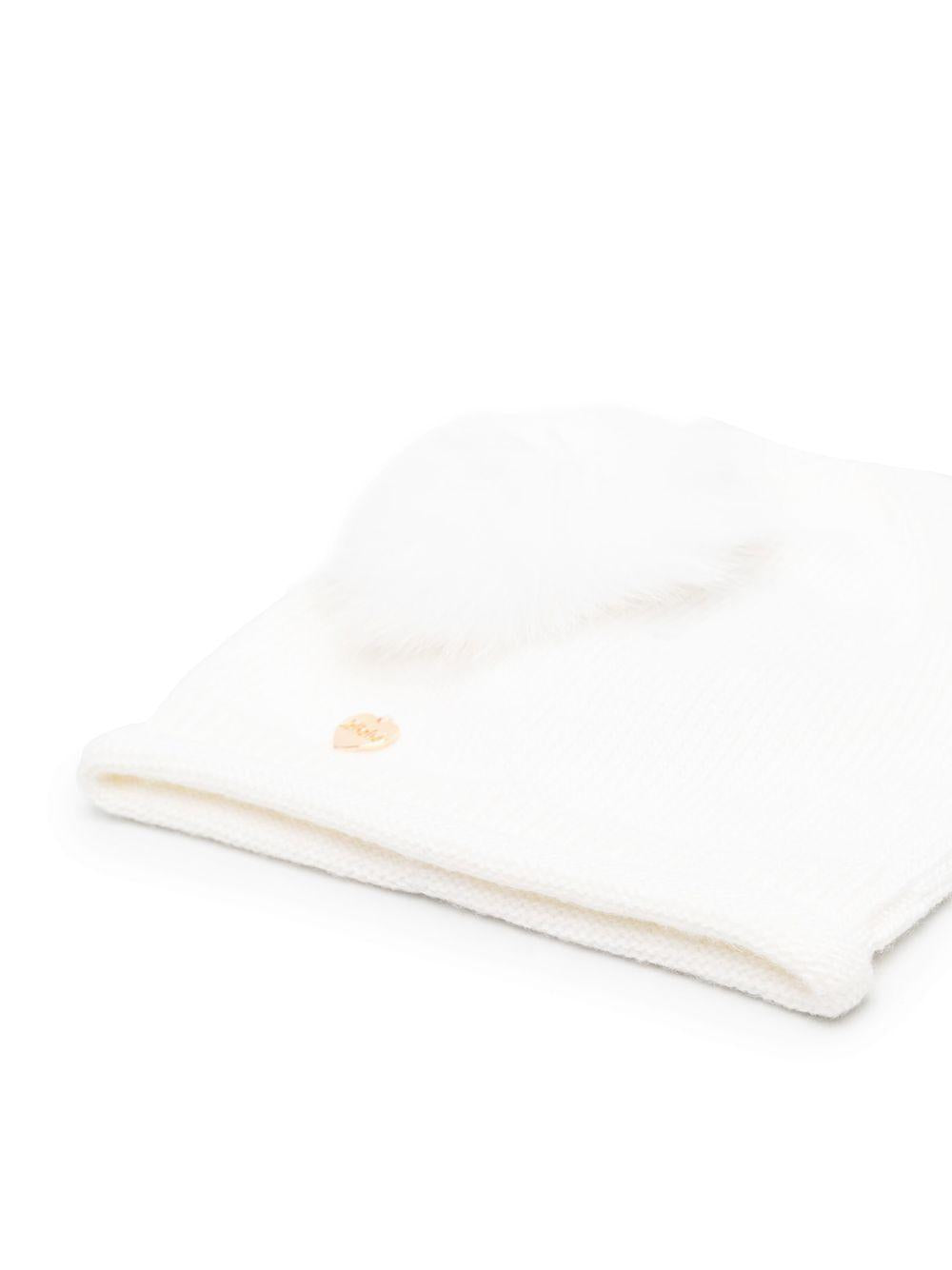 Cappello con pompon lavorato a maglia