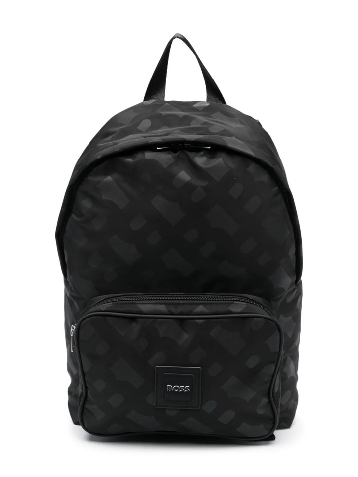 Zaino nero bambino,applicazione frontale con logo, manico superiore, due tracolle regolabili, tasca frontale con zip, chiusura superiore con zip, scomparto unico e applicazione interna con logo