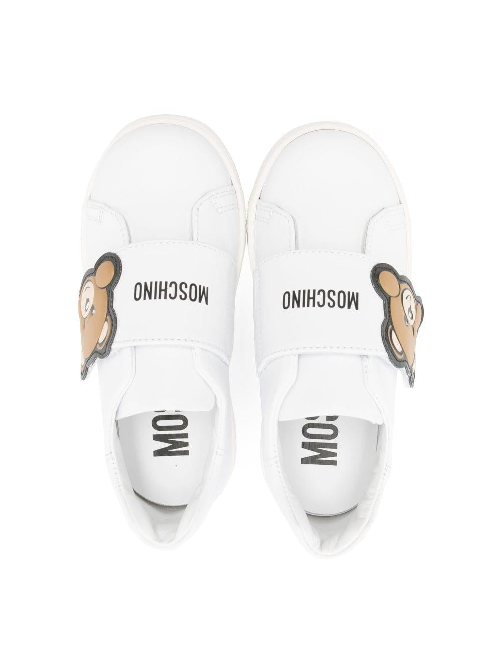Sneakers bianche unisex con toy applicato 75874 VAR04 MOSCHINO KIDS 